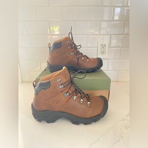NWOT KEEN Pyrenees Hiking Boots